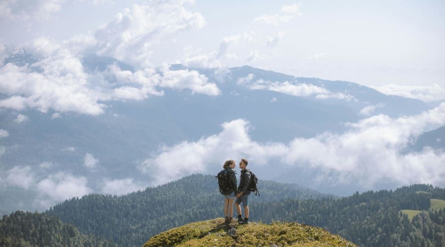 Groupe de randonneurs préparant leur équipement pour une micro-aventure
