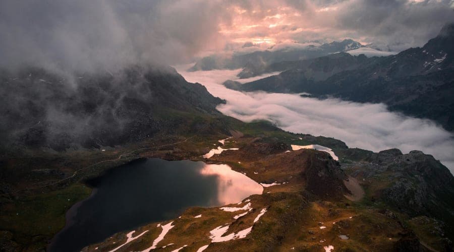 Lever de soleil sur les lacs d'Ayous avec reflet du Pic du Midi d'Ossau