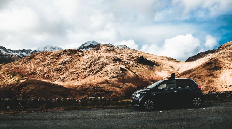 Voiture roulant sur une route de montagne sinueuse
