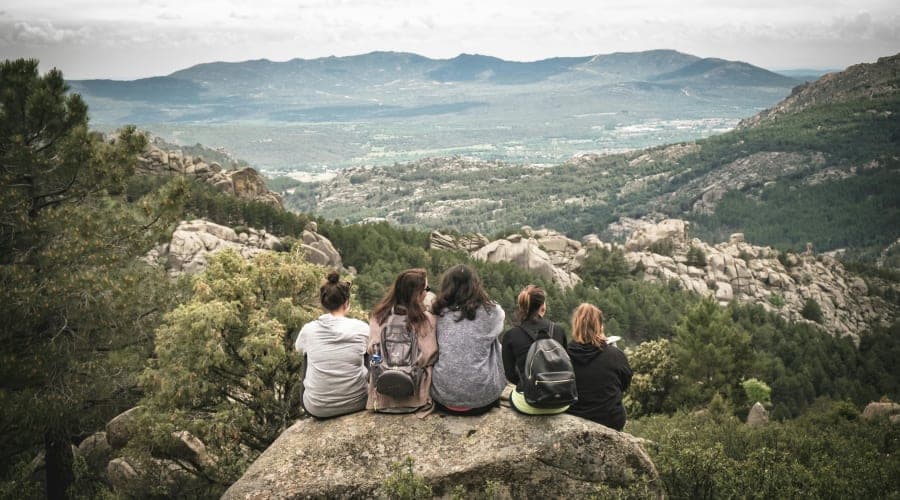 Groupe de femmes assises au sommet d'une montagne après une randonnée