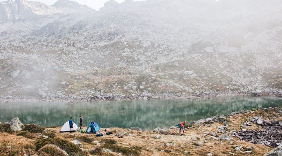Deux tentes de bivouac installées au bord d'un lac d'altitude dans les Pyrénées