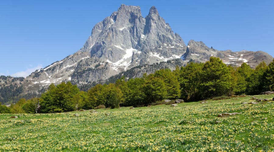 Le Pic du Midi d'Ossau dressé dans le ciel des Pyrénées béarnaises