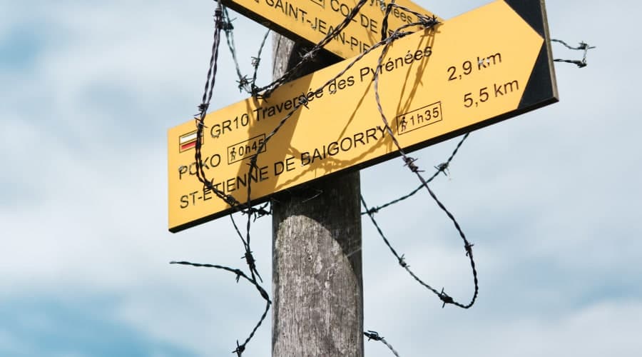 Panneaux jaunes signalisation du GR10 sur le sentier de la traversée des Pyrénées
