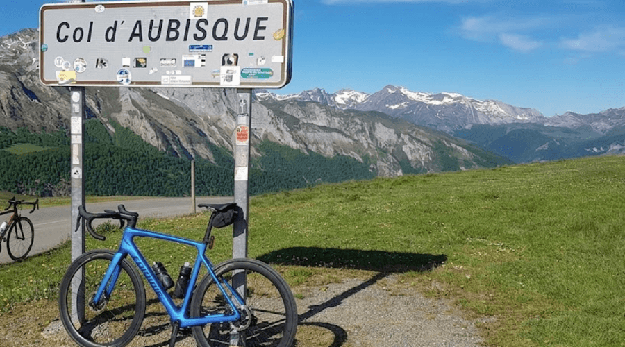 Panneau du Col d'Aubisque à 1709m avec un vélo posé au pied