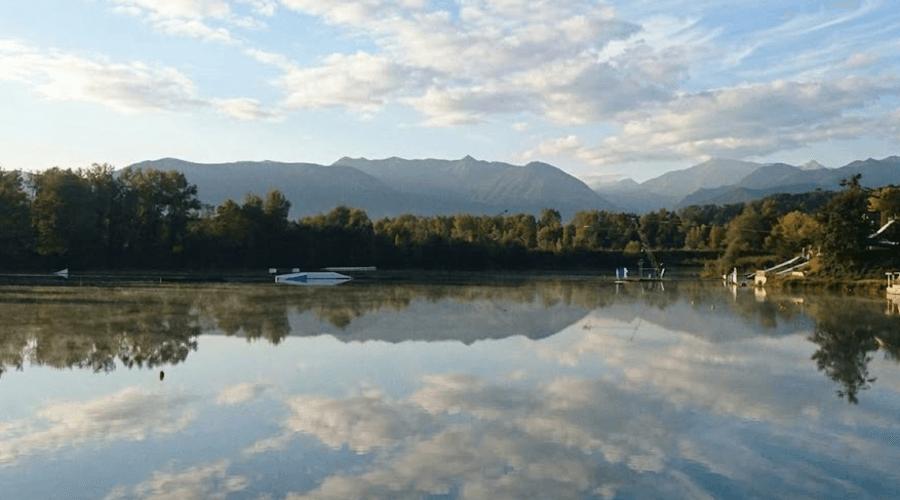 Le lac de Baudreix près de Pau avec sa plage et ses montagnes