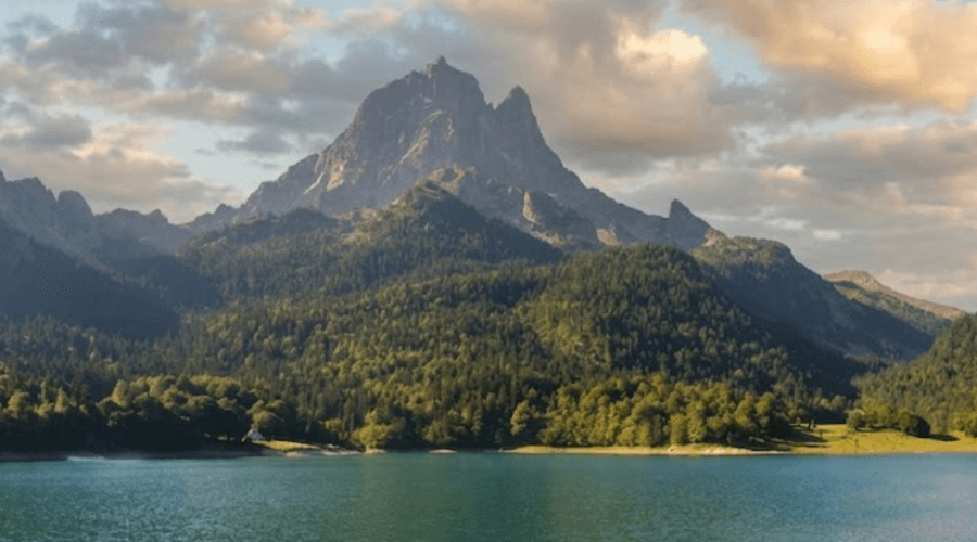 Le lac de Bious-Artigues avec ses eaux calmes et le Pic du Midi d'Ossau