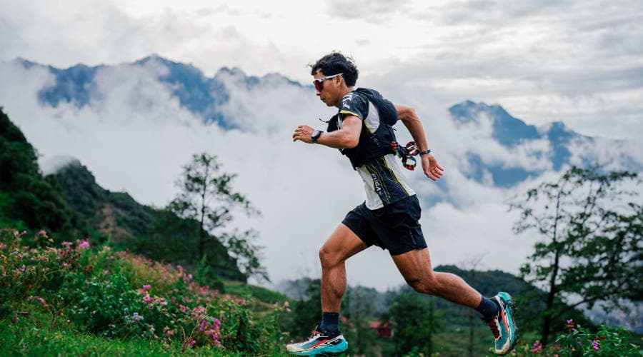 Coureurs sur un trail en pleine nature dans les Pyrénées