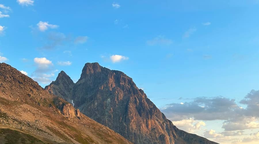 Vue sur le refuge de Pombie et le Pic du Midi d'Ossau au lever du jour