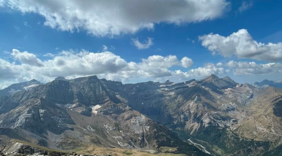 Vue depuis le sommet du Piméné sur les deux vallées et les Pyrénées