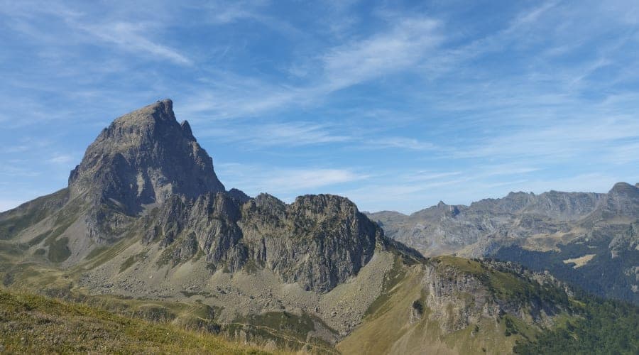 Vue sur le Pic du Midi d'Ossau depuis la crête entre Pic de Chérue et Pic Lavigne