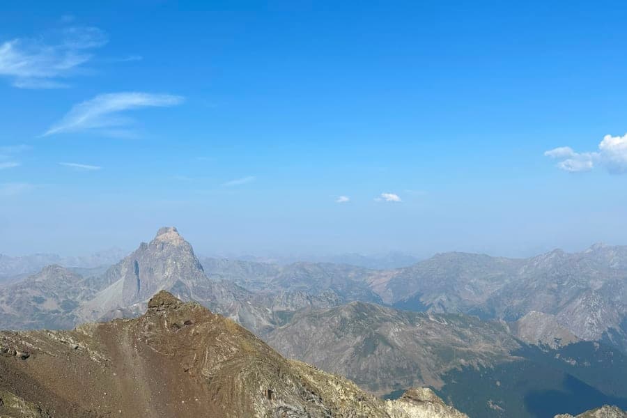 Vue sur l'Ossau depuis le sommet du Pic du Lurien