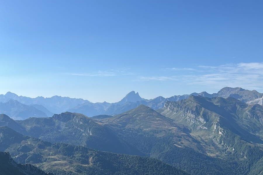 Sommet du Mailh Massibé en été avec vue sur le Pic du Midi d'Ossau