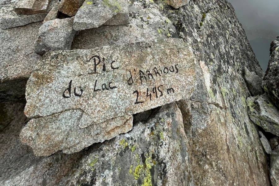 Pic du Lac d'Arrious au sommet avec inscription et altitude sur un rocher