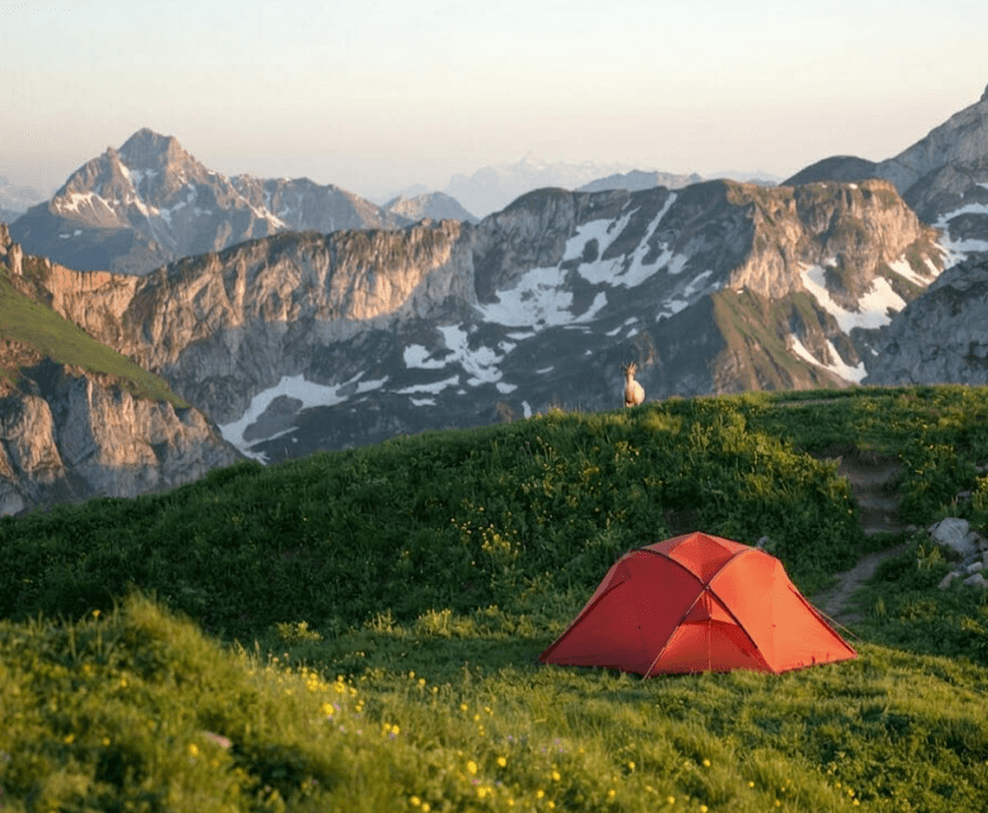 Bivouac avec tente face aux montagnes pyrénéennes