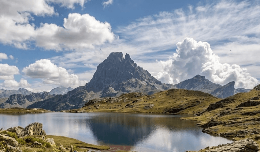 Lac Gentau avec reflet du Pic du Midi d'Ossau