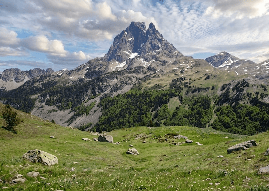 Sommet enneigé des Pyrénées au coucher de soleil