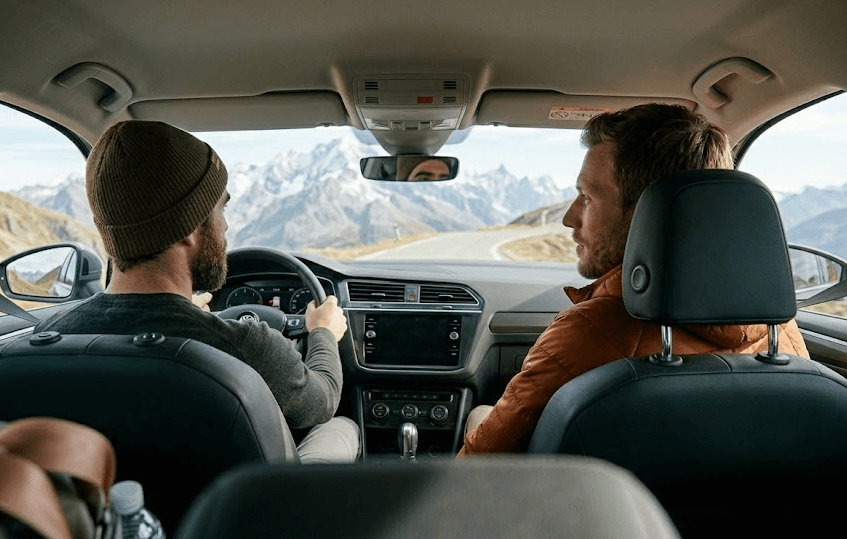 Deux randonneurs en voiture pratiquant le covoiturage pour se rendre en montagne